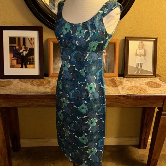 Maggie London Beauty in Blue - Picture 3 of 6